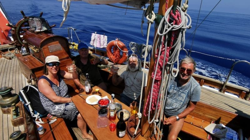 SN – Helena – Apéritif à bord (FR)