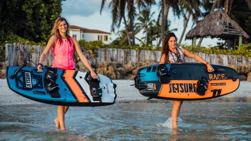 SN – Jetsurf – Deux femmes (EN)