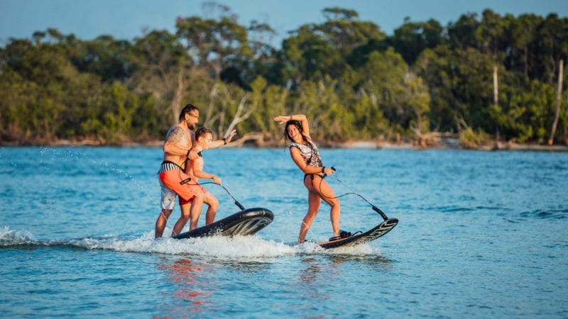 JETSURF wird von MSR JetSurf Factory hergestellt. Es ist die Nummer 1 in seiner Kategorie von autonomen Surf board für den Familiengebrauch zum Spaß oder sogar für den Leistungssport. JETSURF hat jetzt 10 Jahre Erfolg. PROSURF ist offizieller Vertreter.