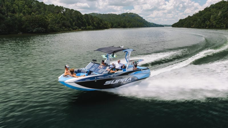 Les luxueux bateaux américains de wakeboard et de wakesurf de la marque Supra se caractérisent par leur qualité et leurs performances exceptionnelles.