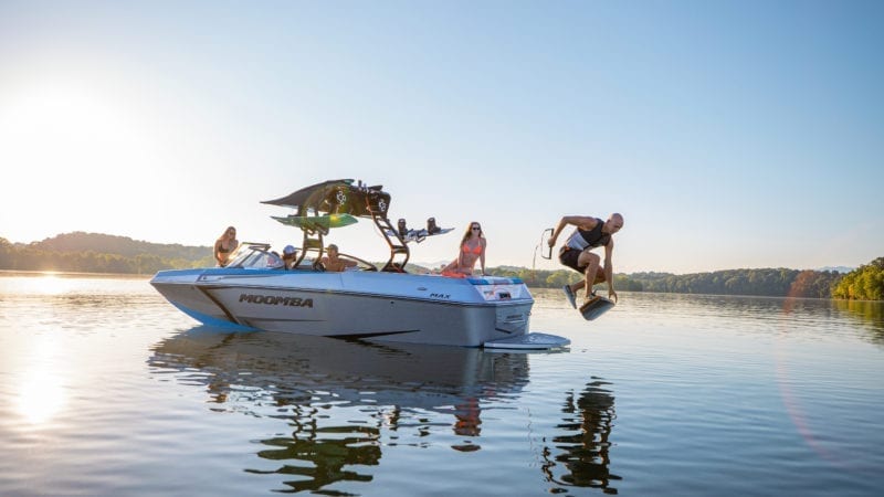 Die amerikanischen Wakeboard- und Wakesurfboote der Marke Moomba zeichnen sich durch super Qualität und ein gutes Preis-Leistungsverhältnis aus. Mit einem Moomba Boot ist der Spass für die ganze Familie garantiert.