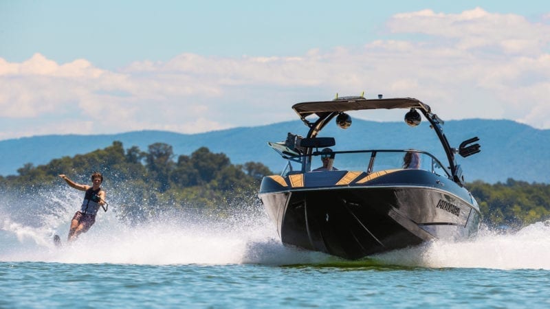 The American wakeboard and wakesurf boats of the brand Moomba are characterized by super quality and a good price-performance ratio. With a Moomba boat the fun for the whole family is guaranteed.