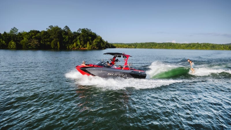 Les luxueux bateaux américains de wakeboard et de wakesurf de la marque Supra se caractérisent par leur qualité et leurs performances exceptionnelles.