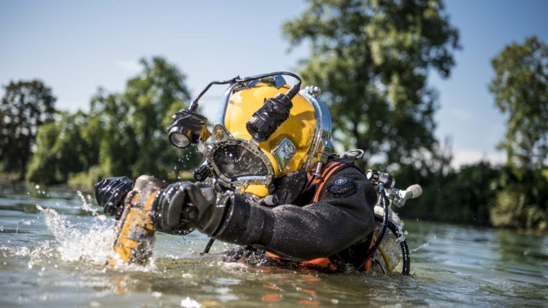 <strong>Seit 1980 gehört unsere Firma zu den führenden Betrieben für Arbeiten auf und unter dem Wasser.</strong>

Die Unterwasserwelt ist sehr anspruchsvoll und verzeiht keine Fehler: in unserem Tätigkeitsgebiet gibt es keinen Platz für Amateure.
Alle unsere Mitarbeiter sind zertifizierte und erfahrene Fachkräfte und werden regelmässig geschult.

Fest verankert am Broyekanal, führt HYDROKARST SWISS alle Arbeiten im und auf dem Wasser durch. Unser Hauptgeschäft umfasst Unterwasserarbeiten, Hafenbau und Steganlagen sowie Sedimentrückbau und Seewasserleitungen.