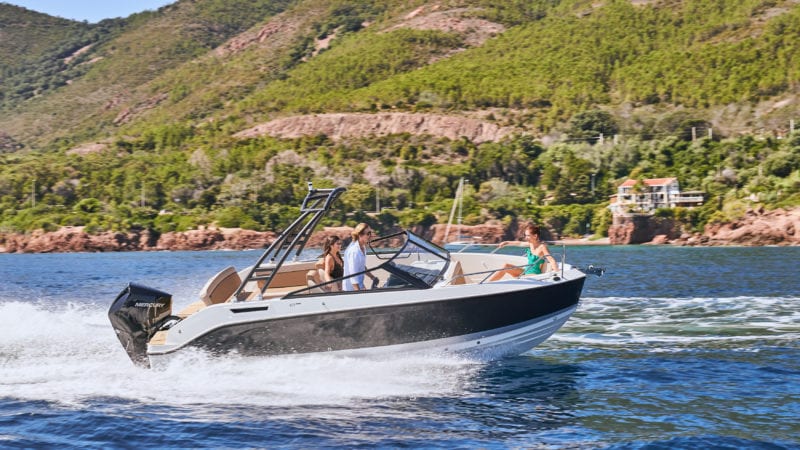 Pacha Marine ist auf den Verkauf und die Wartung von Booten und Motoren spezialisiert. Wir vertreiben exklusiv die berühmten und bekannten QUICKSILVER-Boote auf dem Genfersee! Als offizielle Vertreter der größten Hersteller wie Volvo Penta, Mercury oder Yamaha können wir alle für die Wartung und Reparatur Ihrer Boote erforderlichen Arbeiten durchführen.
Mit unserem Sortiment an AVATOR-Elektromotoren steht Ihnen die Zukunft bevor!