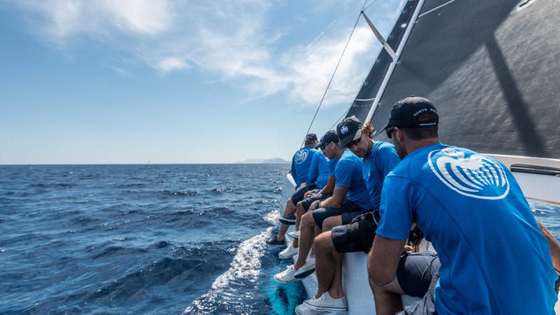 Seit 1977 steht Ihnen North Sails Suisse (Voiles Phi SA) zur Seite und unterstützt Sie bei der Optimierung Ihrer Decks- und Segelpläne, bei der Herstellung und Reparatur Ihrer Segel sowie bei der Herstellung von UV-Schutzabdeckungen. Durch den Beitritt zur North Sails-Gruppe im Jahr 1989 bietet Ihnen Ihr Segelmacher heute das gesamte internationale Know-how, einen lokalen Service sowie Schweizer Präzision und Zuverlässigkeit. Kontaktieren Sie uns für Beratung, Coaching oder ein anderes Segelprojekt. – ©Ricardo Pinto | North Sails