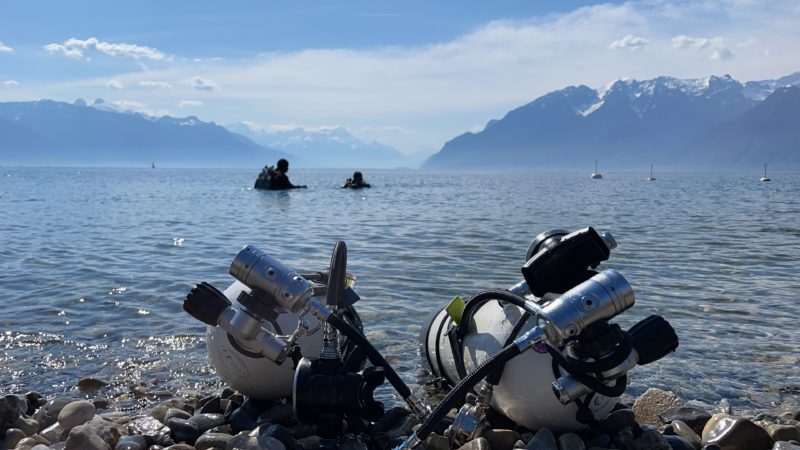 SN – Club Subaquatique d’Onex – Bouteilles au bord de l’eau [DE]