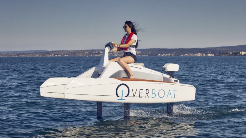 Neocean ist ein französisches Startup, das sich auf die Erforschung und Entwicklung neuer nachhaltiger Mobilitätslösungen auf dem Wasser spezialisiert hat. Seine Forschungsabteilung investiert in die Technik von morgen mit hohem ökologischem Potenzial. Es hat einen hocheffizienten Marine-Elektromotor, aber auch mehrere fliegende Elektroboote entwickelt. Das Overboat © ist ein intelligentes, leises und ökologisches Boot. Es ist mit der neuesten elektronisch gesteuerten Tragflügeltechnologie ausgestattet und ermöglicht eine optimierte Navigation auf unruhiger See in völliger Stabilität.