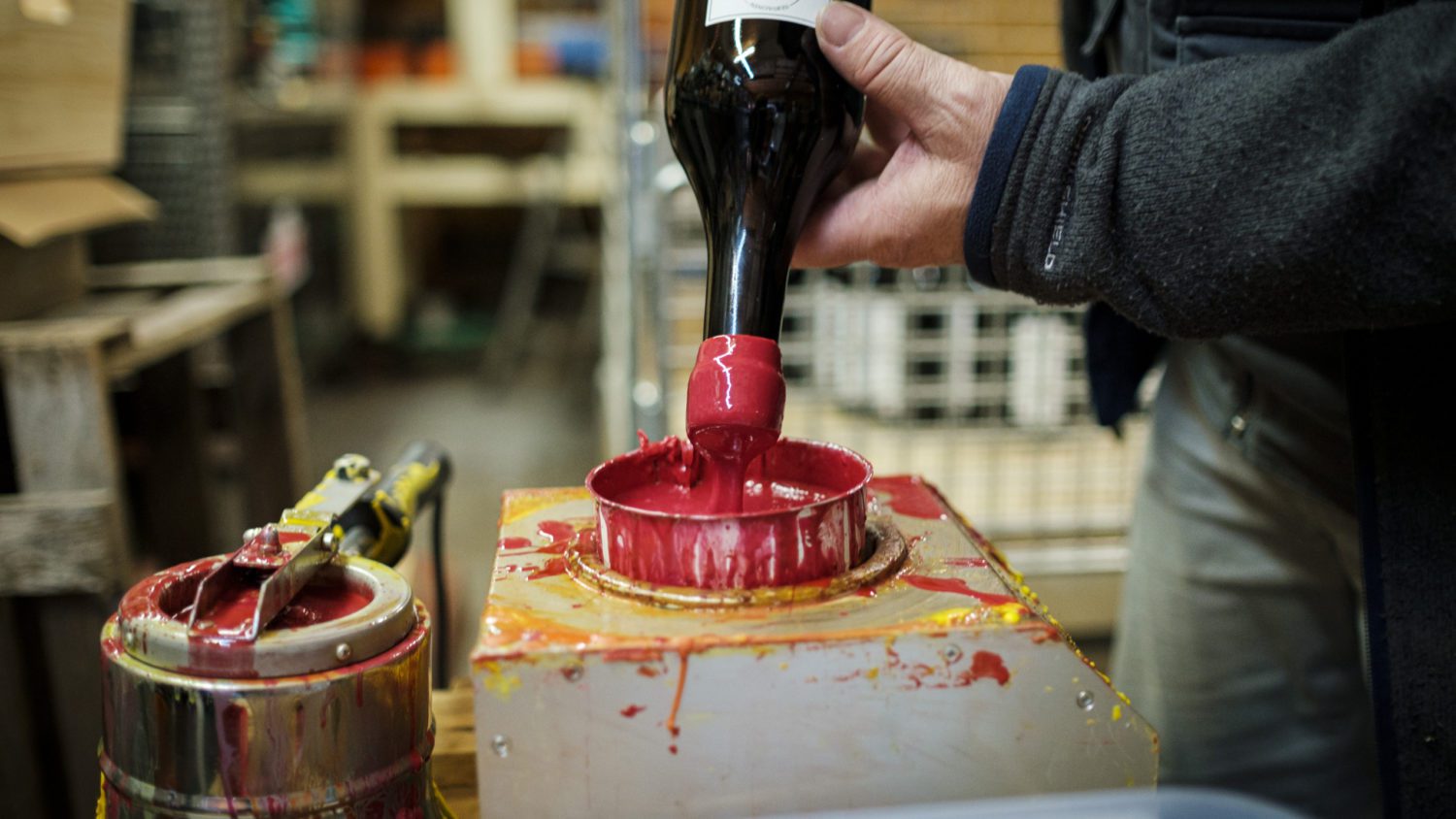 The immersion of the bottles requires a wax seal, which guarantees a perfect seal.