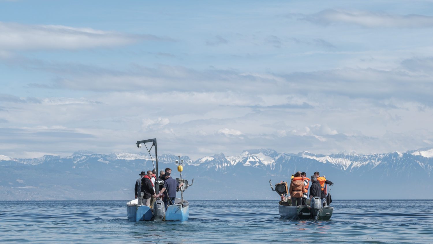 Opération de mise à l’eau des bouteilles, avec la précieuse aide des pêcheurs Manu Torrent et de son confrère Loni, de Tolochenaz, ainsi que du Club Plongée Libre Morges.