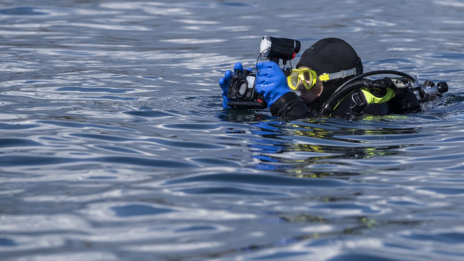 Heavy responsibility of the divers of the Club Plongée Libre Morges, who control the good immersion and the safety of the tanks.