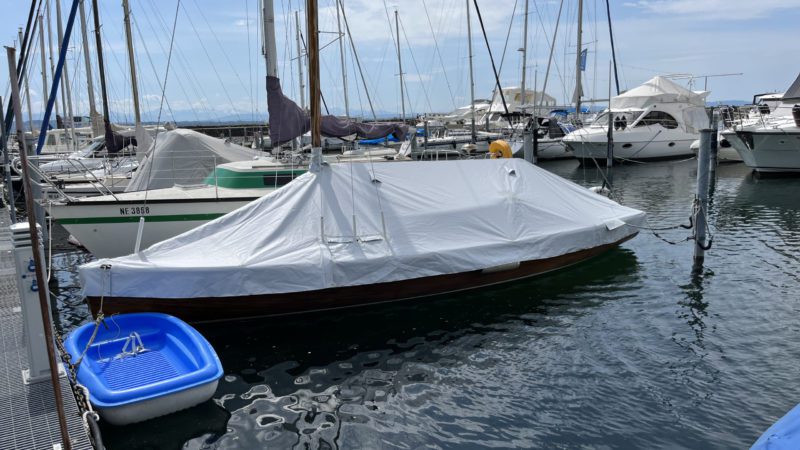 BS22 – Pro Bache – Bache blanche sur voilier au port – [EN]