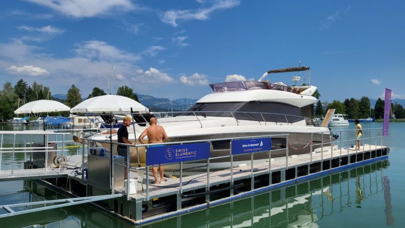 Drive-in Boatwash vous simplifie la vie. Entrer, laver, sortir. Comme pour la voiture, mais pour le bateau. En 15 minutes, la coque de votre bateau est propre et vous pouvez partir. Amélioration de l'efficacité du carburant. Le nettoyage de la coque de votre bateau a un effet immédiat sur les performances du bateau et améliore l'efficacité du carburant́ et la vitesse. Simplifier l'entretien du bateau. Épargnez-vous la peine de gratter, de poncer et de peindre votre bateau année après année. Plus d'inhalation de substances nocives. 100 % écologique. Un programme de nettoyage régulier permet de maintenir votre bateau exempt des salissures, ce qui permet de réduire les peintures antifouling nocives pour l'environnement.