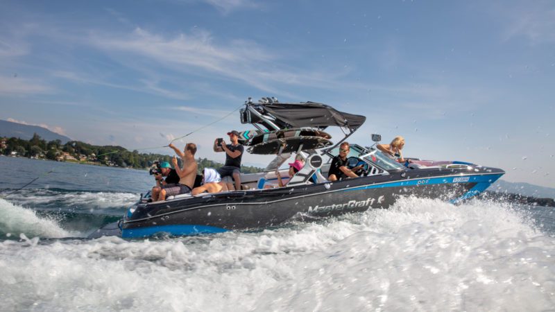 Basée à Lutry, au bord du Lac Léman, la société OffAxis représente officiellement les marques MASTERCRAFT et NAUTIQUE by Correct Craft en Suisse romande. Elle est spécialisée dans les activités nautiques telles que le WAKESURF, WAKEBOARD, sortie d’entreprise, coaching personnalisé et organisation d’événements nautiques.

Ses activités principales sont : Le CONSEIL, la VENTE et la LOCATION de bateaux des marques MASTERCRAFT et NAUTIQUE by Correct Craft.

En plus de la vente et de la location de bateaux, nous proposons aux entreprises et aux particuliers des sorties ludiques a bord de MasterCraft et Nautique sur les lacs romands. Que vous souhaitiez améliorer le team spirit de vos collaborateurs, progresser en WAKESURF ou WAKEBOARD ou tout simplement passer de bons moments sur l’eau, OffAxis saura répondre à vos attentes.

Nous vous offrons la possibilité d’organiser vos sorties « à la carte » en toute sécurité, encadrées par une équipe composée de professionnels expérimentés, aux parcours aussi riches que variés.