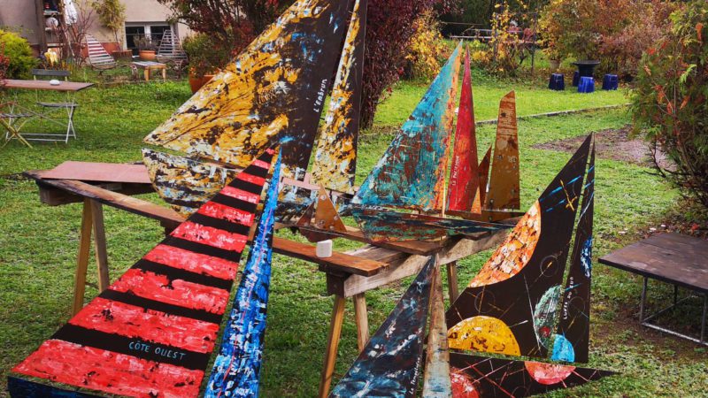 Travail de la tête, des mains, des matières... Peintures, sculptures, structures, objets et creations originales. Les errances des uns faisant le bonheur des autres. Inspirations de matieres, couleurs et voyages. Artiste, humanitaire, français, Montpellier, 1967. Vit en Suisse depuis 2009.

Déjà présent sur le Salon Nautique en 2019, Pierre Bessuges revient, fort de ses aventures et voyages avec de nouvelles inspirations et créations artistiques sur le Boat Show 2022 !