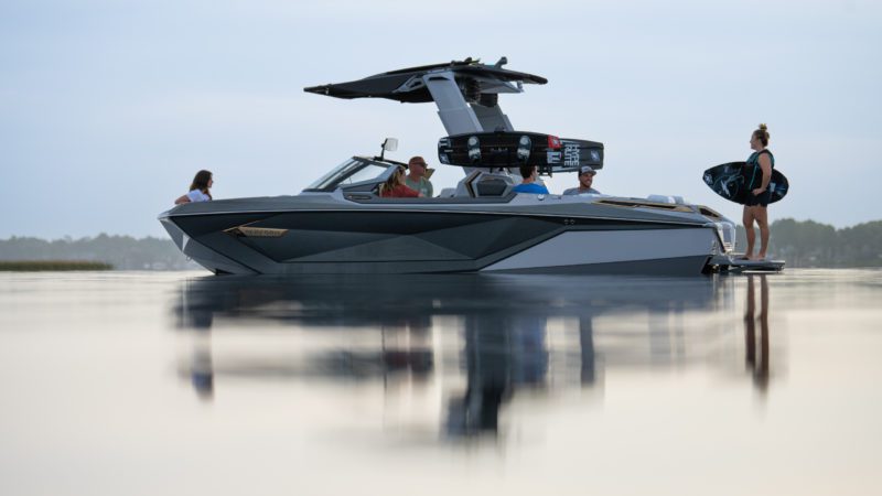 Nautique in einigen Daten :
1925: Die Familie Meloon produziert ihr erstes Boot unter dem Namen Florida Variety Boat Company
1936 Änderung des Namens in Correct Craft
1961 Correct Craft beginnt mit der Produktion von Booten speziell für Wasserski
1981 Vermarktung des legendären Ski Nautique 2001
1987 Correct Craft führt den ersten Turm in der Welt der Wakeboard-Boote ein
2012 Der Surper Air Nautique G23 REVOLUTIONIERT die Welt des Wakeboardens !
2019 Das PARAGON, definiert die Parameter des Luxus-Wakeboots neu
2023 Neues, komplett neu gestaltetes GS-Game für extreme Vielseitigkeit