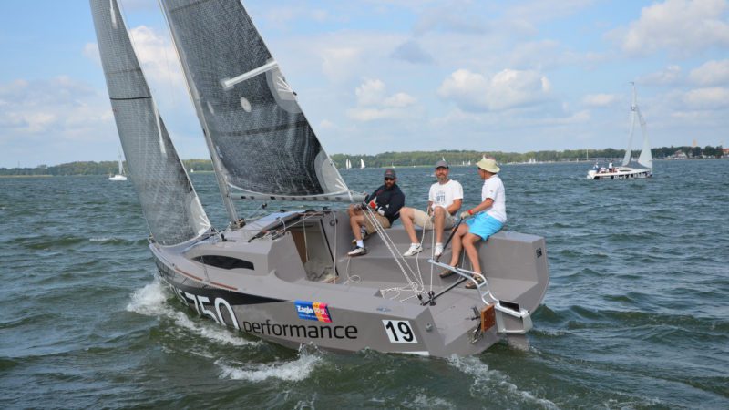 Performance-Boote, die für ein einzigartiges Segelerlebnis gebaut wurden. Unsere Boote sind so konzipiert und bedacht, dass sie beim schnellen und unterhaltsamen Segeln Aufregung bieten und die ganze Familie zum Segeln und zur Unterhaltung mitnehmen. Wir sind sicher, dass das Segeln auf unserem Boot angenehm und zufriedenstellend sein wird.