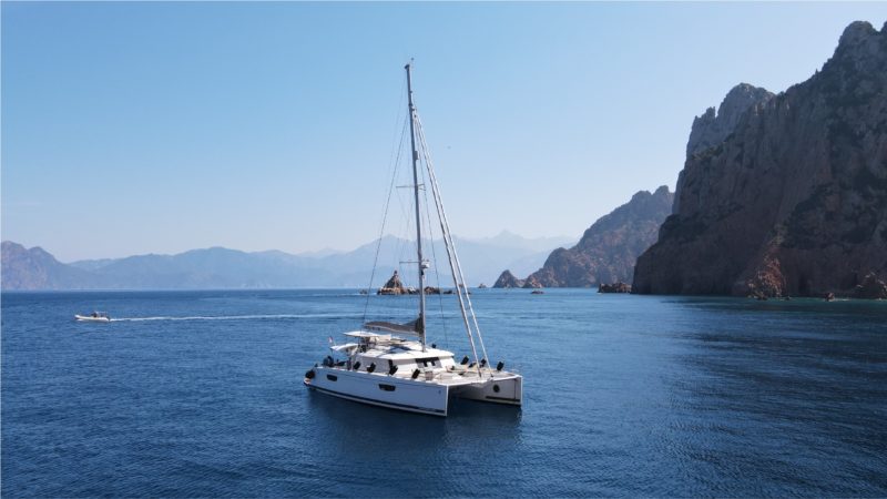 Embark on a luxurious catamaran cruise around the stunning island of Corsica. Aboard Mého, a spacious and comfortable owner-operated catamaran, you will enjoy a tailor-made journey led by a professional crew. The captain will take you to explore breathtaking landscapes, while the hostess/cook will delight you with "bistronomic" cuisine made from local products. Take advantage of four air-conditioned double cabins, including an owner's suite with private bathrooms, and let yourself be swept away by the magic of Corsica. Experience a personalized and luxurious cruise that will leave you with unforgettable memories.
