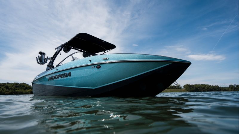 Depuis l'été 2018, nous importons et vendons des bateaux de sport nautique Moomba et Supra d'Amérique en Suisse.