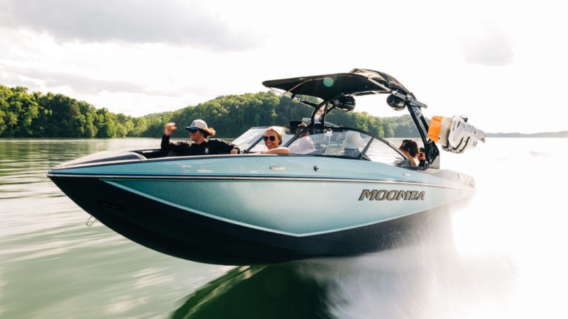 Depuis l'été 2018, nous importons et vendons des bateaux de sport nautique Moomba et Supra d'Amérique en Suisse.