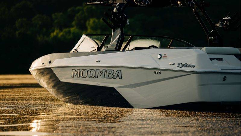 The American wakeboard and wakesurf boats of the brand Moomba are characterized by super quality and a good price-performance ratio. With a Moomba boat the fun for the whole family is guaranteed.