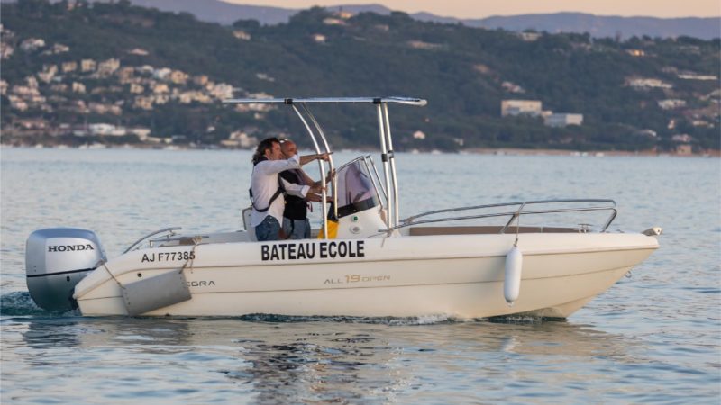 Our Isula Furmazione/Isula Jet training boat is located at the entrance to the city of Ajaccio at Tahiti beach.

With us you can take several types of boat licenses: the coastal license from the age of 16, the offshore license as well as river license training.

Also rediscover the pleasure of sailing with our semi-rigid rental and with which you can access wild and heavenly places.