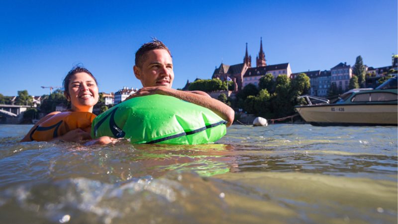 Depuis 20 ans Wickelfisch développe une gamme de sacs étanches née sur le Rhin à Bâle pour descendre le fleuve en flottant tout en emportant ses affaires avec soi. Et quand on dit ses affaires, on dit toutes ses affaires comme les portefeuilles, les téléphones portables, les clés ainsi quel es vêtements et chaussures, sans oublier la serviette de bain.