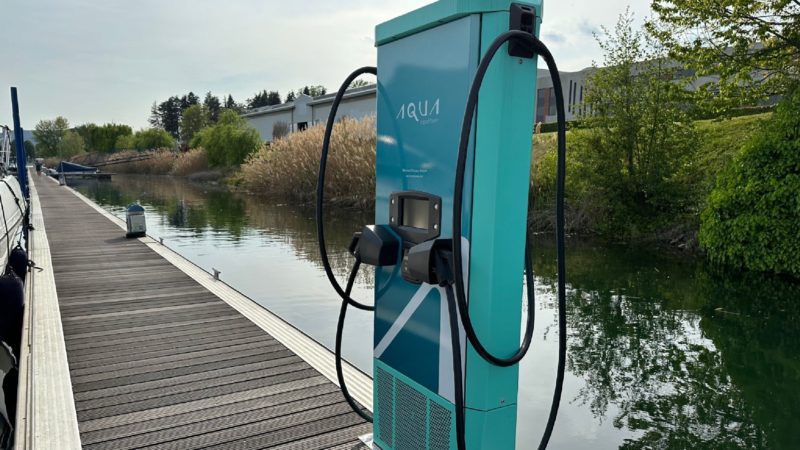 Aqua superPower est la première entreprise à concevoir et développer un réseau mondial de bornes de recharge rapide spécifiquement adaptées au secteur nautique. Basée au Royaume-Uni, et via ses filiales en France et Italie, Aqua superPower crée des corridors de recharge le long des côtes, des lacs et des voies navigables intérieures. Aqua possède, exploite et entretient le réseau à l'aide de son propre système de back-office sans frais pour l'autorité portuaire ou les municipalités. C'est une solution durable pour mettre en place une infrastructure de recharge indispensable pour une mobilité électrique marine décarbonée. Venez échanger avec nous.