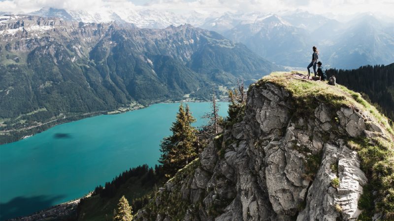 Swiss Wood Maps est une marque de premier plan spécialisée dans la création de reliefs en bois uniques. Leurs produits se distinguent par leur précision et leur artisanat suisse. 

Chaque carte est minutieusement fabriquée à partir de bois suisse de haute qualité, mettant en valeur des détails géographiques à couper le souffle. 

Swiss Wood Maps propose une large gamme de designs, comprenant des cartes des lacs suisses, des sommets de montagnes et des destinations touristiques internationales. Le mélange de l'artisanat traditionnel et de la technologie de précision moderne confère à ces cartes une qualité esthétique distinctive. Ces œuvres d'art ne sont pas seulement visuellement impressionnantes, mais aussi palpables. 

Swiss Wood Maps crée des cadeaux inoubliables et des pièces de décoration qui capturent la beauté du monde de manière vraiment unique.